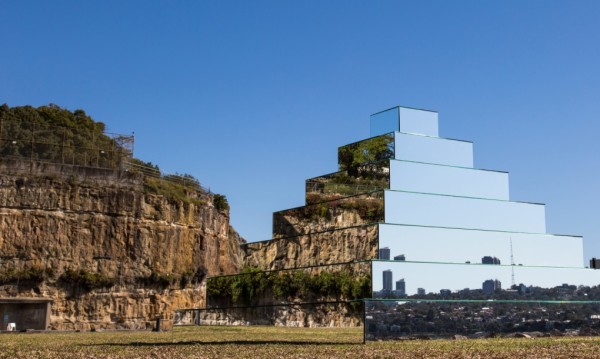 Mirrored Ziggurat – La scultura che connette Terra e Cielo