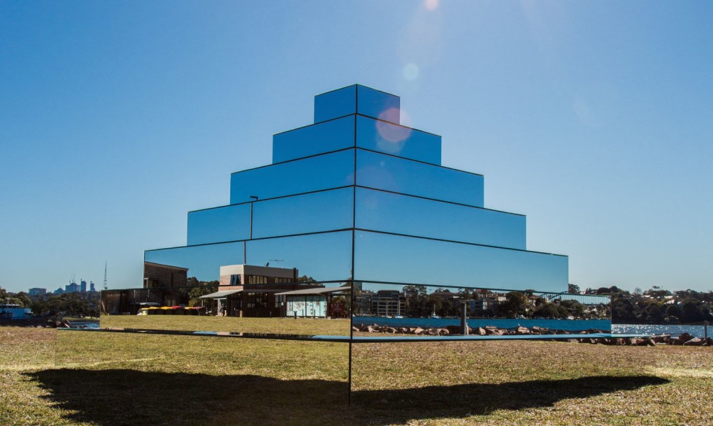 Mirrored Ziggurat – La scultura che connette Terra e Cielo