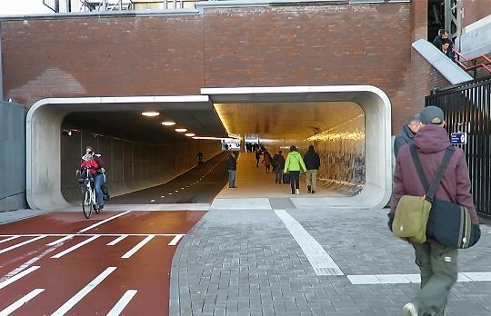 Ad Amsterdam tunnel per pedoni e biciclette